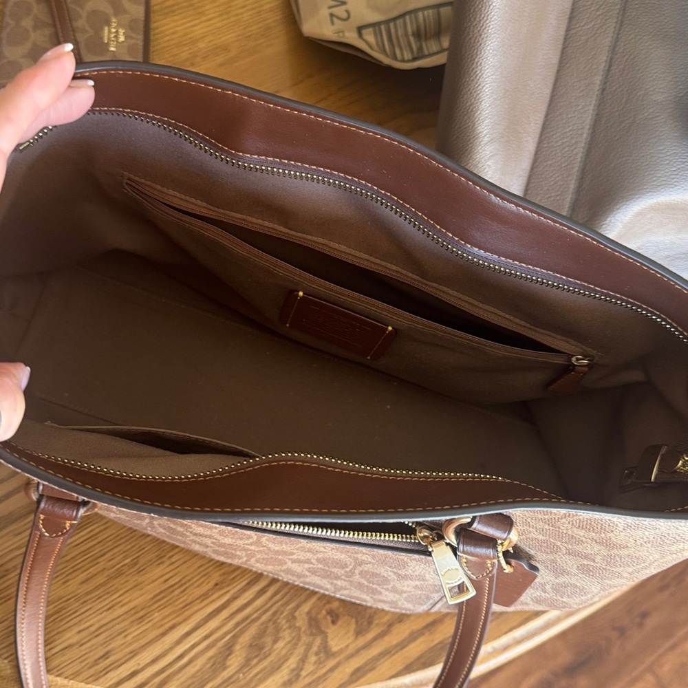 Station Tote Bag In Signature Canvas - Picture 5 of 8